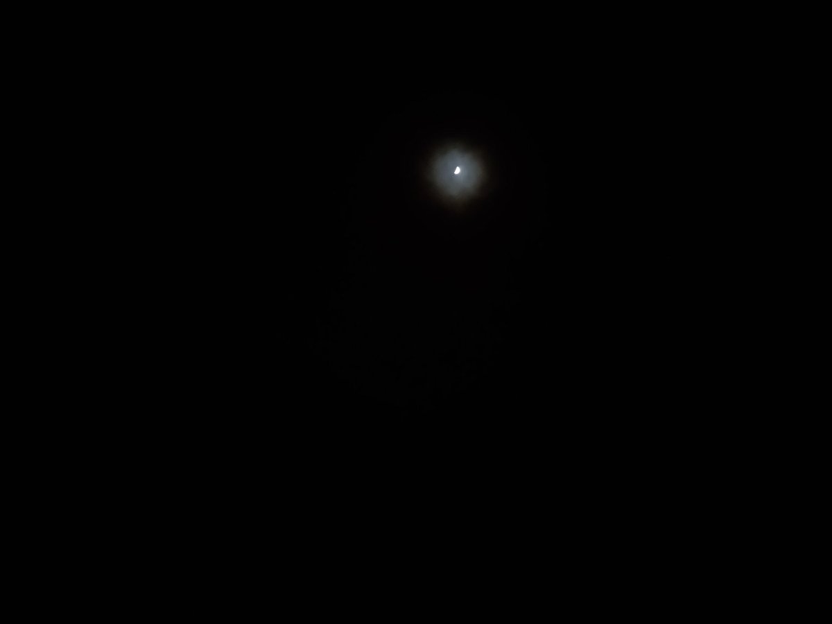夕刻の 闇に覗きし 白妙の 
 丸の欠片を 胸に留めむ