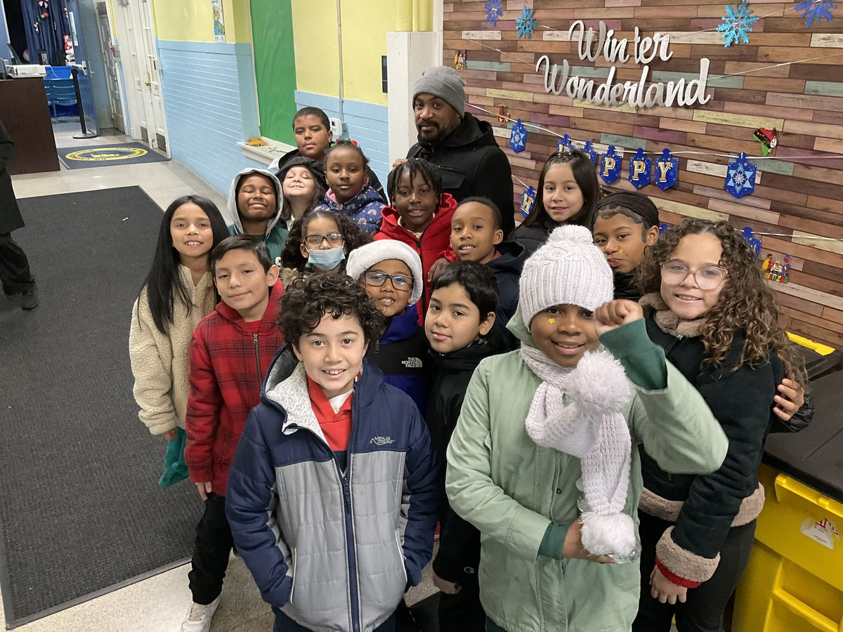 Mr Smythe and our 4th Graders are on their way to spread Holiday Cheer to the Roselle Senior Citizens Breakfast with Dr Fisher! @_RoselleSchools @Fishthedoctor