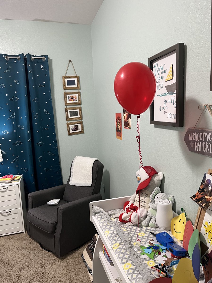 Update on 🎈: still appears to be going strong - BUT - I think it’s getting smaller?! 

Perhaps a #Christmas miracle is coming for it!! 

#it #theyallfloat #balloongate
