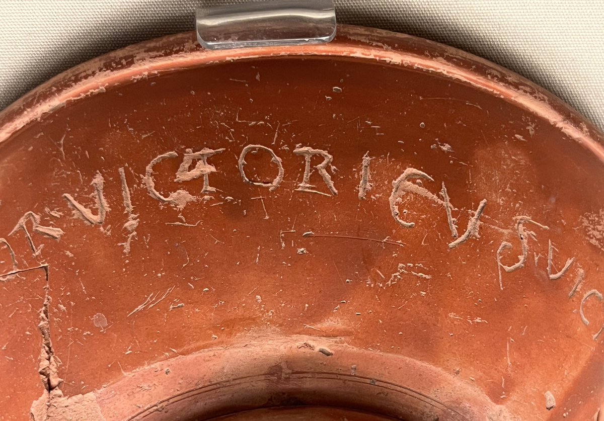 Samian bowl with graffiti-180-260 AD This communal bowl is inscribed with names of individuals who may have been members of a guild. ..(1/2) ‘LVCIVS LVCIANVS (I)VLI DIANTVS VICTOR VICTORICVS VICTORINA VAS COMMVNIS’. 📷May #EpigraphyTuesday #RomanBritain #Roman #Archaeology