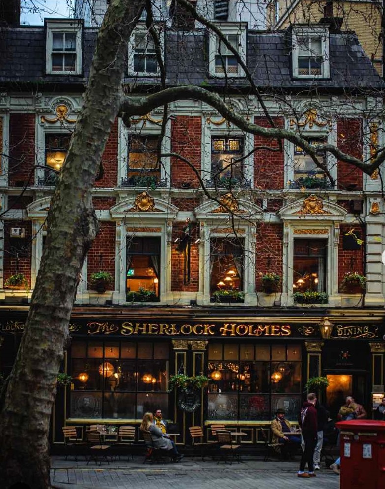 Sherlock Holmes Pub, near Trafalgar Square in London
#londonpubs #sherlockholmes #londonhistory #trafalgarsquare #lundenlens