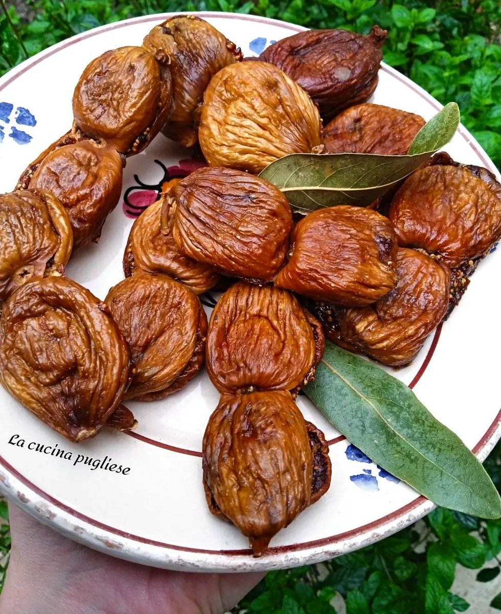 They are dried in the summer and enjoyed during winter: dried figs are a Christmas treat in Puglia, especially if filled with almonds and often coated with chocolate 😋 #WeAreinPuglia #VieniamangiareinPuglia 📸 @cucinapugliese