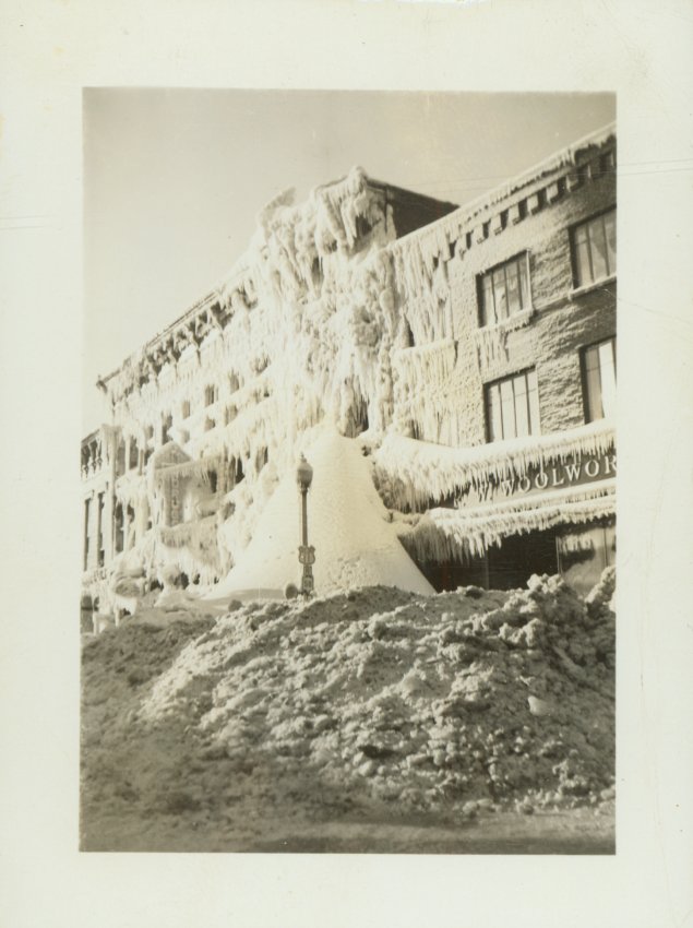 PotsdamMuseumNY's tweet image. #IceandFire
Back on December 23, 1942, a fire ravaged Kinney’s Store on Market St. Burning out the Perrin Block. The fire destroyed B. O. Kinney’s Drug Store, Sverdlow’s offices, the National Army Store, and several apartments.