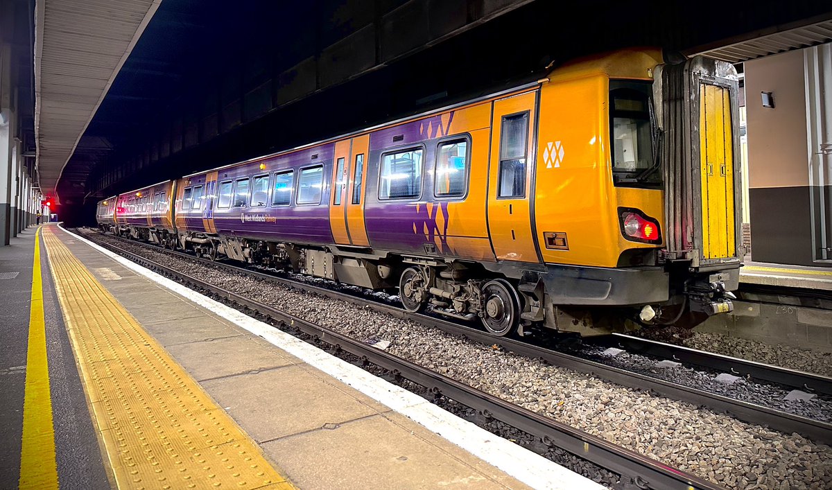 SnrConductorJim's tweet image. On platforms 1&amp;amp;2 all this week, and feeling festive! I may have to break out the Christmas jumper tomorrow… 👀 

@WestMidRailway

#DispatchersOfTwitter #DispatchersOfX #RailwayFamily #RailwayLife #Class172