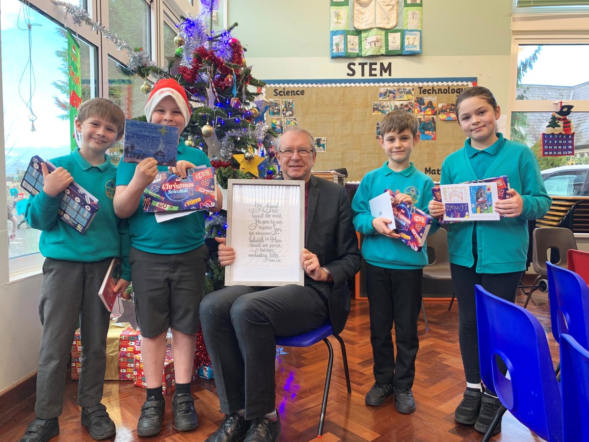 This morning, @BishopPaulB was delighted to make a special visit to Gainford CofE Primary School @GainfordWinston to thank the children for designing his #ChristmasCard this year. Read more 👉 bit.ly/41w7cbJ