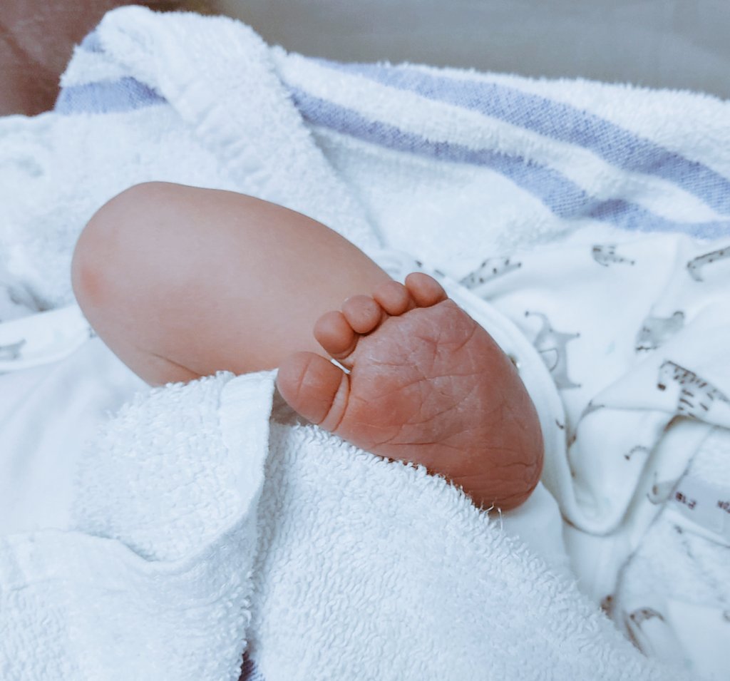 Milo Alexander Finn made his appearance three weeks early on the 18th December 💙 
Christmas just got a bit more special✨️ 🎄 #mumoftwoboys