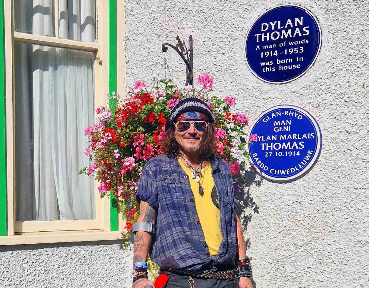 Pleasant_Meadow's tweet image. Dylan Thomas Birthplace was so honored by #JohnnyDepp &apos;s visit, they created a whole page on their website about it, here: #DylanThomas 

dylanthomasbirthplace.com/johnnydepp/?fb…