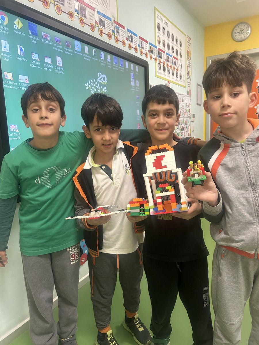 Güzelbahçe Doğa Koleji 2-A sınıfı öğrencileri Hayat Bilgisi dersinde legolarla yardım kuruluşu tasarladılar ve arkadaşlarına sundular🌸<a href="/KvancBarlas/">Kıvanç Barlas 🇹🇷</a> <a href="/NBozalp64903/">Nihal B.</a> <a href="/Cansu_Gnduz/">Cansu Gündüz</a>