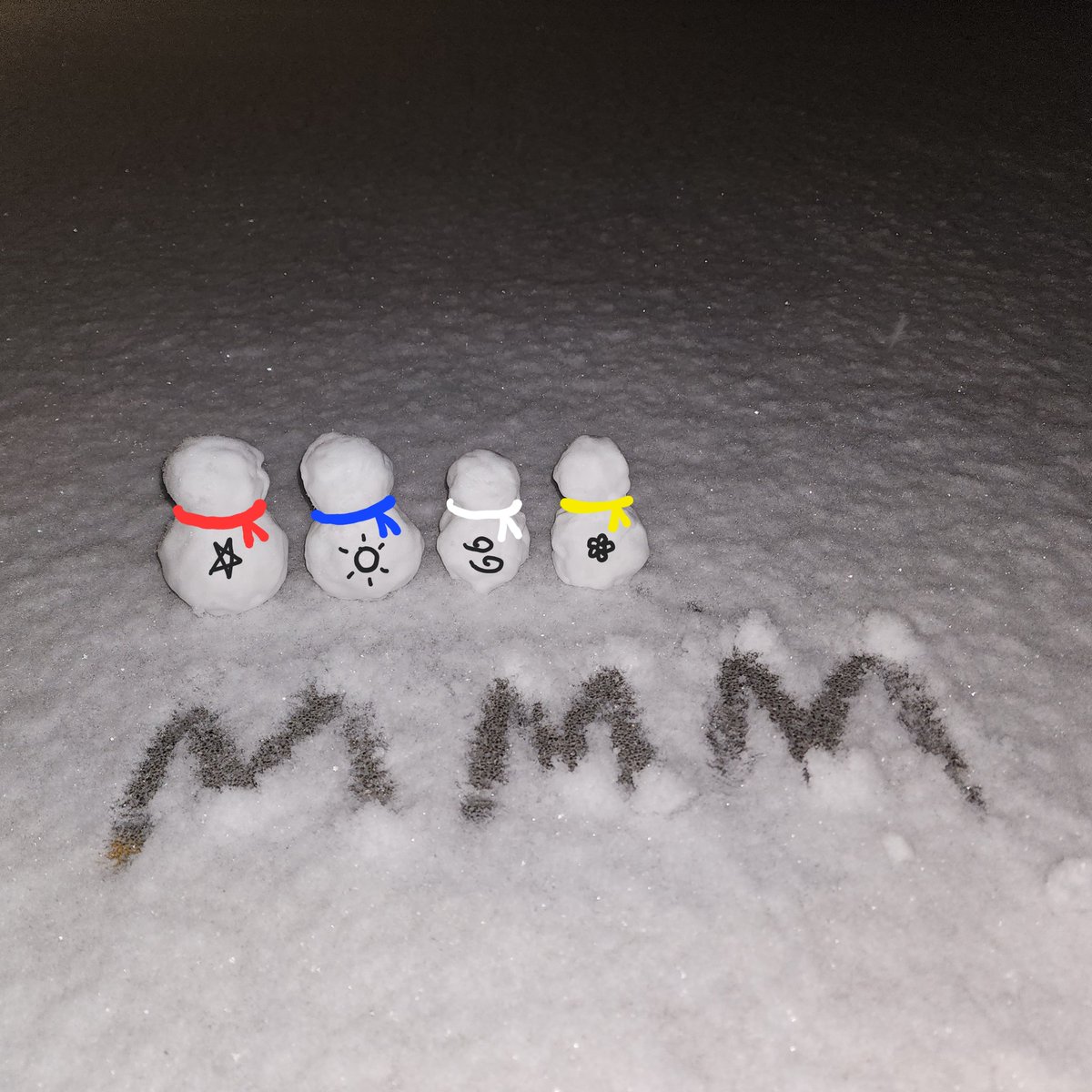 Kim_haeng_moo's tweet image. 눈와서 마마무 눈사람 만들었음! 재밌당 😆