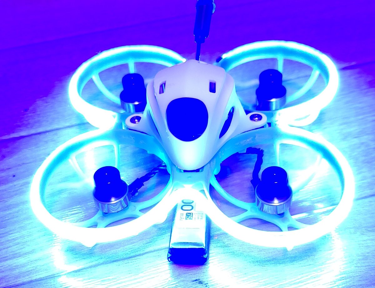 JINPAPAP_FPV's tweet photo. 最近皆さんピッカピカ✨なので、真似して全周LEDにしたら、映像真っ青……
よく見えない🤣
#meteor65
#FPVドローン
#全周LED https://t.co/USOaoNSzQu