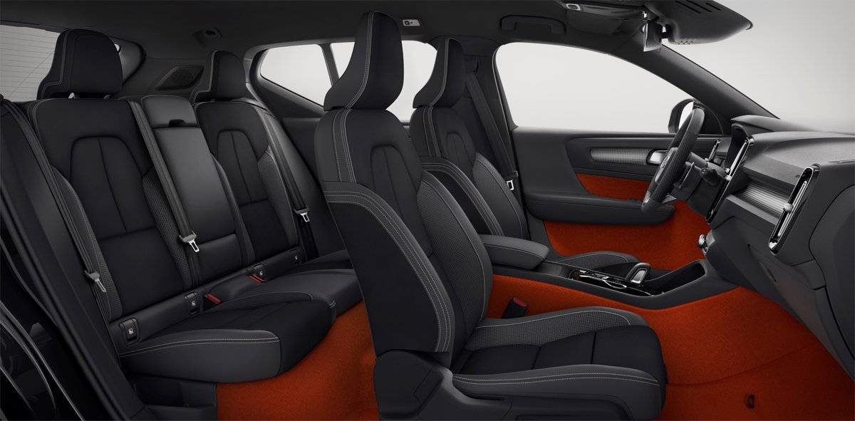 As I update the @ParkersCars Volvo XC40 review, I can't help but wonder if anyone outside of the press office ever specced the orange carpets?