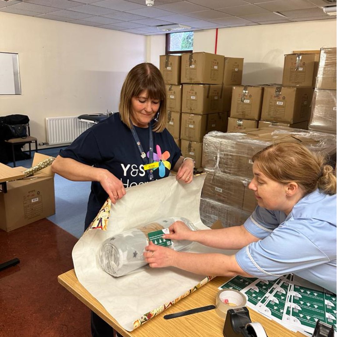 A big thank you to our army of wrappers, who are wrapping over 1000 Christmas presents today, ready for patients across @YSTeachingNHS to open on Christmas day 🎄🎁 Thank you also to @ProudfootGroup for donating £500 towards the gifts 💖