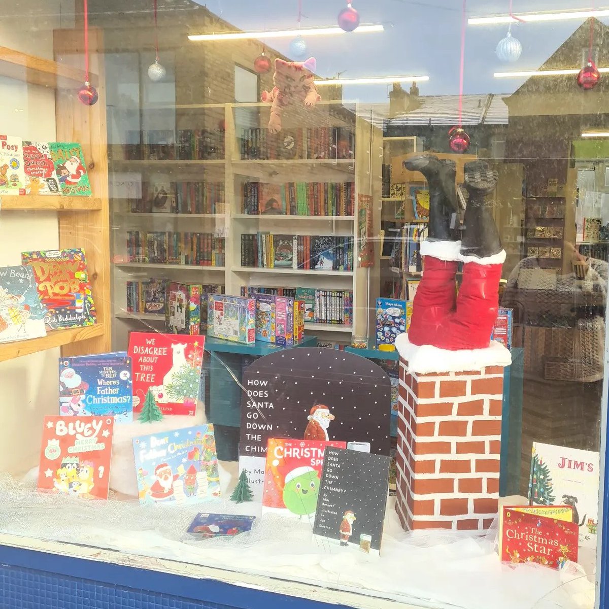 As Christmas draws near, we've been thrilled by the fantastic window displays. Wishing everyone a delightful weekend! 🎄 Show your support for @Lindley_Books, @StorytellersInc, @BurwayBooks, and @whitehorsebooks on Hive or visit them in-store! 📚 #choosebookshops #bookshops