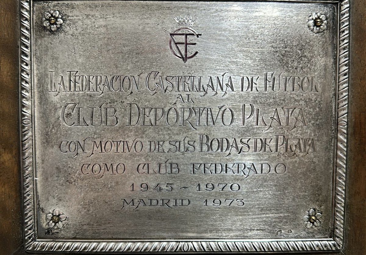 📜⏳ | “La Federación Castellana de Fútbol al Club Deportivo Plata con motivo de sus Bodas de Plata como Club Federado” (1945 - 1970) Madrid 1973

Seguimos siendo historia del fútbol madrileño, aunque nos falte la placa del 75 aniversario ☺️ <a href="/RFFM_oficial/">RFFM</a> <a href="/PacoDiezRFFM/">Paco Díez</a> 

🔵🔴