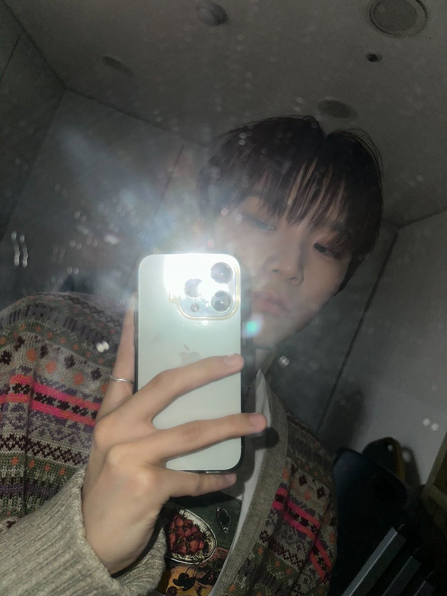 aoonhak's tweet image. ㅤ
ㅤㅤ Gaya berfoto dengan flash kini menjadi sebuah tren baru. Aku pikir hal ini tidaklah buruk, karena hasilnya sangat memuaskan. Bagaimana dengan gaya berfotoku di bawah ini ONEDOOR? Keren bukan?! 😎
ㅤ