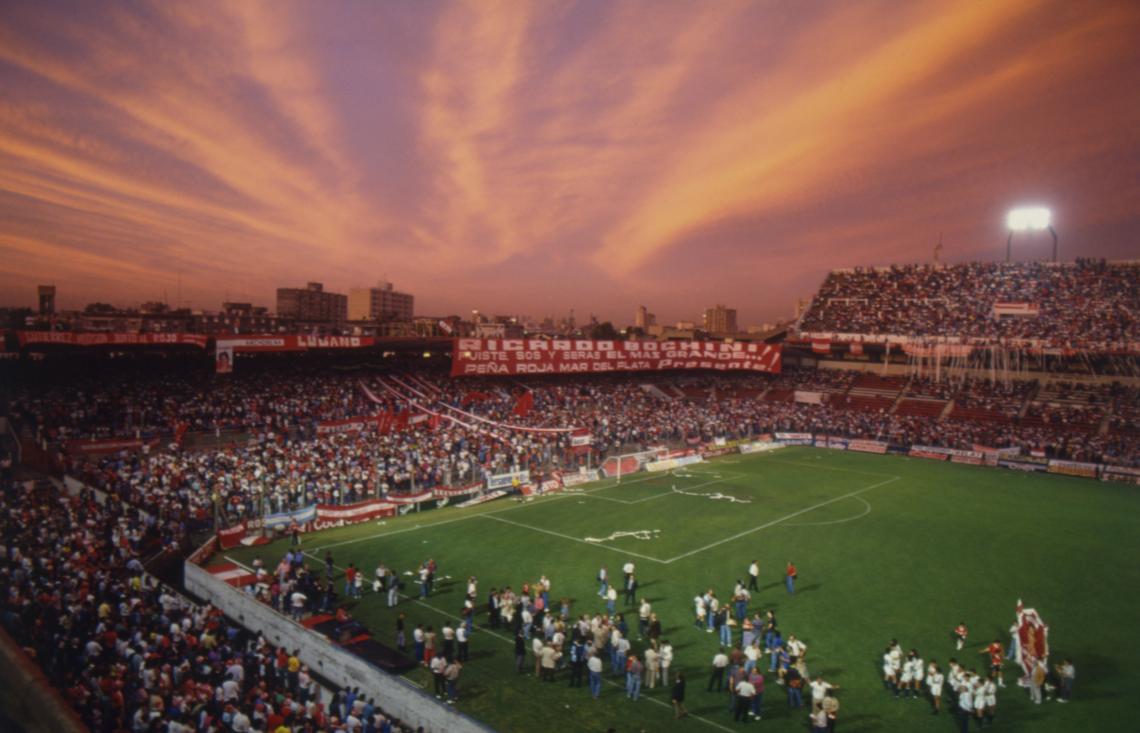 Un día como hoy, pero en 1991, el Maestro daba su última función en la Doble Visera. Ricardo Enrique Bochini tenía su merecido partido homenaje ante miles de almas rojas que asistieron para agradecerle, una vez más, una vida dedicada al Rey de Copas. #TodoRojo 🔴