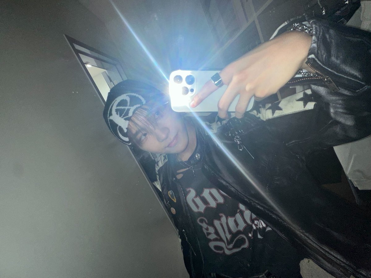 aoonhak's tweet image. ㅤ
ㅤㅤ Woonhak always sLaY. Layaknya seorang Gen Z, aku tentu tidak mau ketinggalan akan segala tren baru (fomo). Seperti sekarang, mengikuti salah satu tren yang cukup ramai. Aku membagikan swafoto baru untuk menyapa ONEDOOR hari ini. 📸
ㅤ