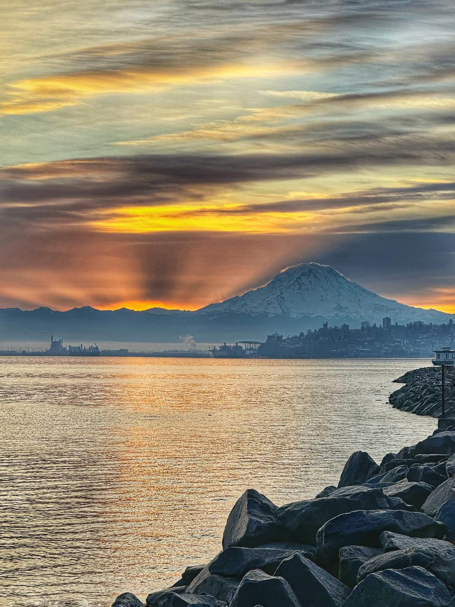 SeattleRefined's tweet image. She's beauty, she's grace 🌅🗻

📸: Marguerite Gerontis #Rainier #SoNorthwest