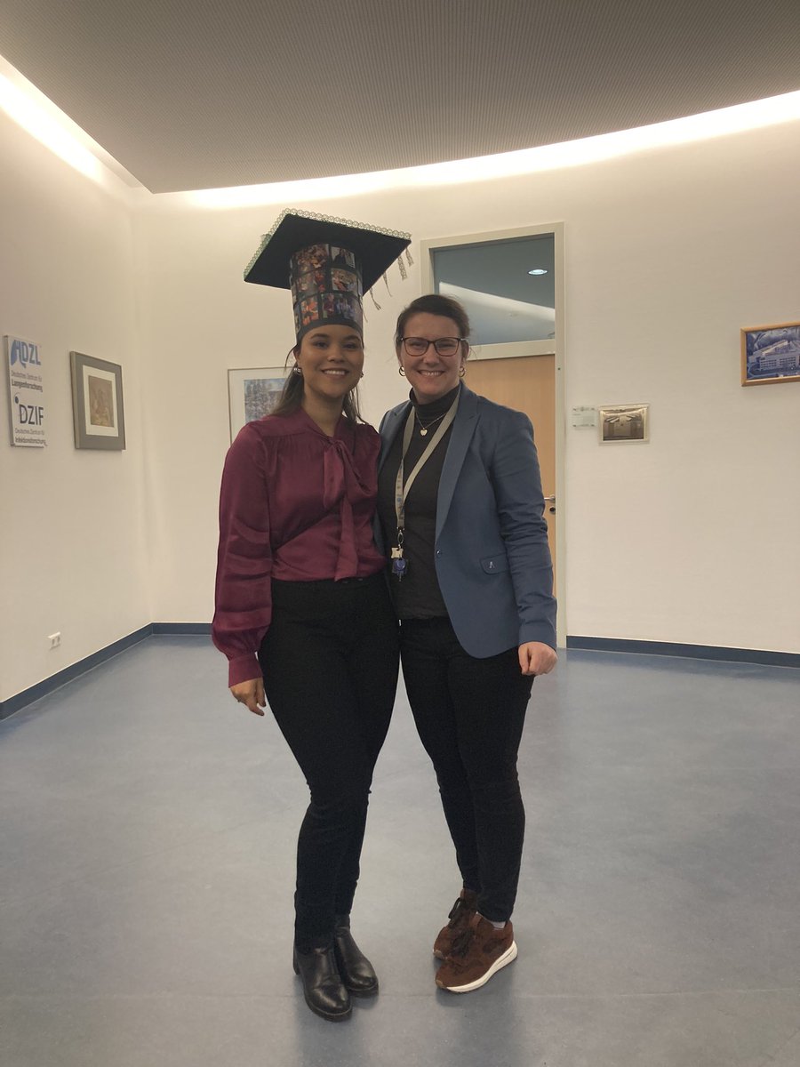 Last week was one of my #highlights2023. The first #LehmannLab PhD student @cami93melo defended her PhD thesis @LMU_Muenchen @HelmholtzMunich @LungHealthMUC @dzlacademy. As expected she was amazing! Hands down the best part of the job #themorestars #proudmentor #academicbliss