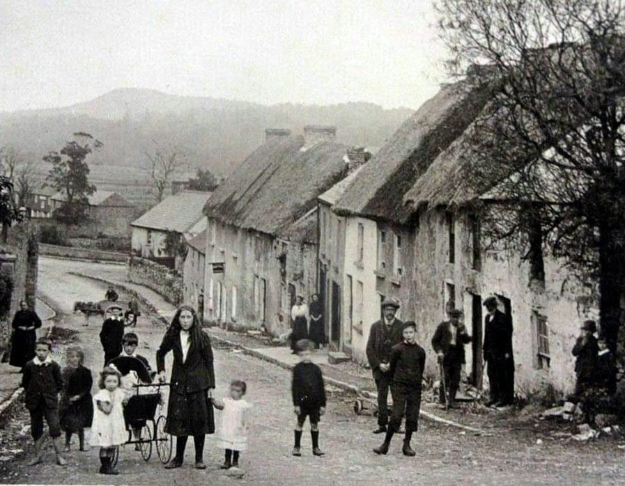 1913, Collooney, County Sligo A precious moment in time In many small town centres (and some larger ones) there still remained a sizeable number of two-storey vernacular thatched dwellings, though change was already well underway. #heritage #Sligo #vernacular #Ireland #irish