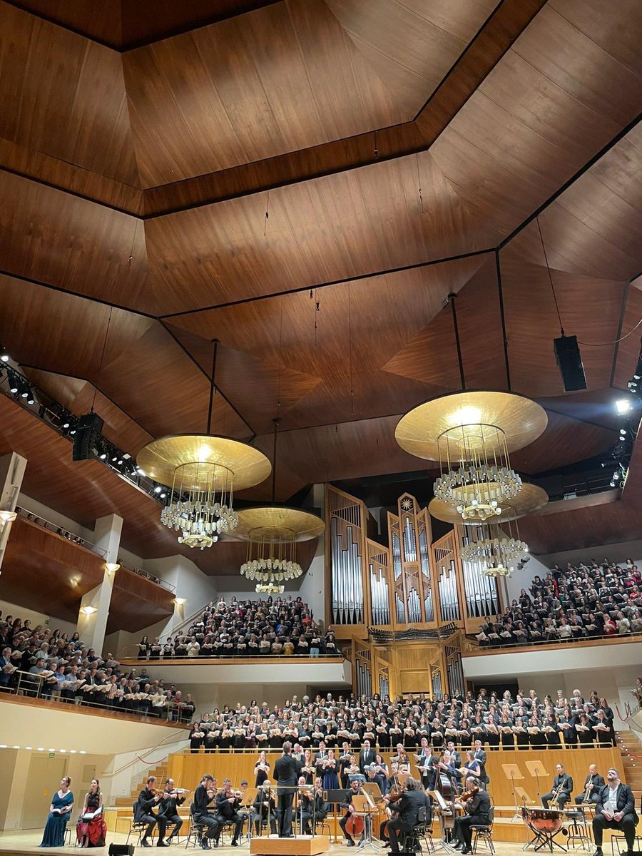 Had a great time with MANY singers from Madrid last night! A pleasure to have <a href="/ChamberChoirIre/">Chamber Choir Ireland</a> with me, new friends <a href="/Obs_Live/">OBS</a> and <a href="/LorenaPazNieto/">Lorena Paz Nieto</a> <a href="/lottebettsdean/">Lotte Betts-Dean</a> <a href="/dingleyandell/">Dingle Yandell</a> #StuartJackson. Thanks to <a href="/FundlaCaixa/">Fundación ”la Caixa”</a> for the invitation and promoting such a life-affirming project