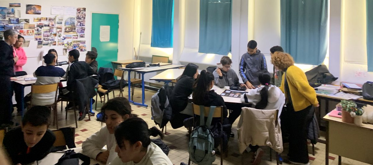 Orange PACA (@orangepaca) on Twitter photo Saviez-vous que les jeunes passent plus de 2h30 par jour sur internet❓
Alors aujourd'hui, au collège Roumanille à Avignon
<a href="/Orange_France/">Orange France</a> sensibilise aux bonnes pratiques avec les #MagiciensduNumérique, un escape game ludique pour adopter un comportement responsable en ligne✅ Saviez-vous que les jeunes passent plus de 2h30 par jour sur internet❓
Alors aujourd'hui, au collège Roumanille à Avignon
<a href="/Orange_France/">Orange France</a> sensibilise aux bonnes pratiques avec les #MagiciensduNumérique, un escape game ludique pour adopter un comportement responsable en ligne✅