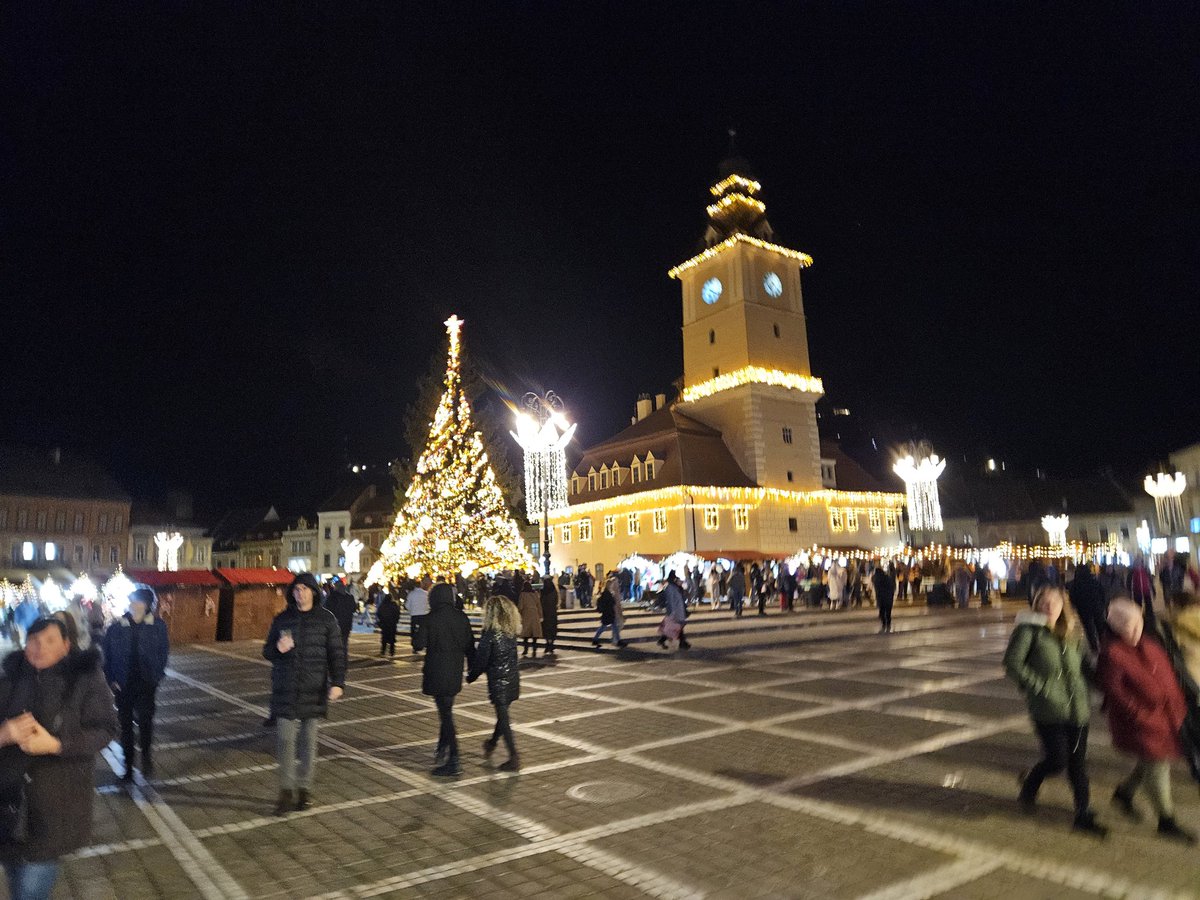 A quiet #traveltuesday night our at Brasov #Christmasmarkets 

rjontour.com/brasov-christm… #romania