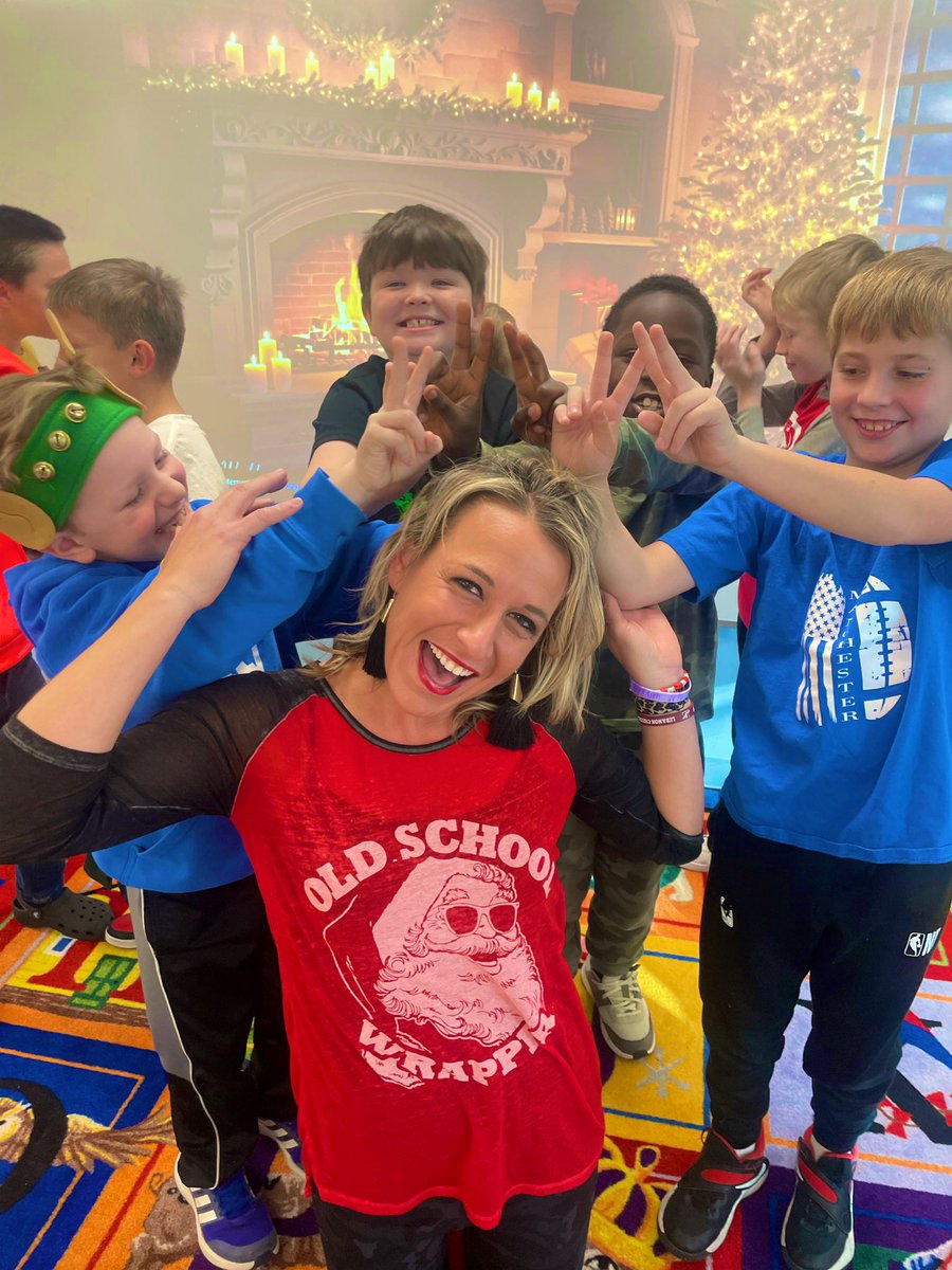 MrsEGrade3's tweet photo. And that’s a wrap on 2023 💙💙💙 #HappyHolidays from these #thirdgrade cuties! #readingelem Bunny ears or reindeer ears…why is this still so funny to kids 😝🥰 https://t.co/coMYmxcY0z