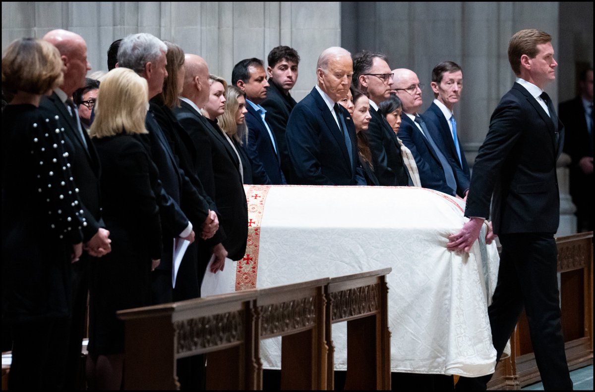 .@POTUS looks at the casket carrying Justice Sandra Day O’Connor, during a memorial service at the National Cathedral in Washington.