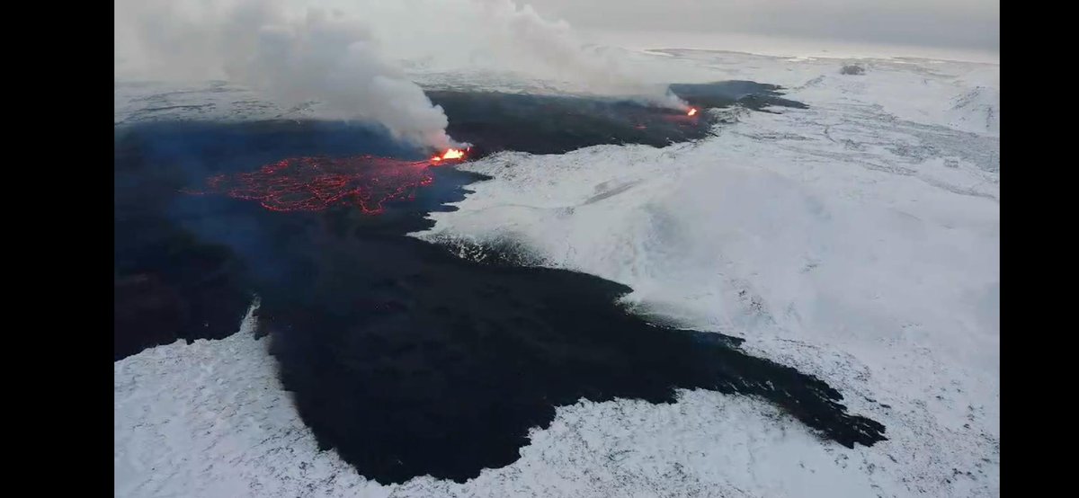 The size of the volcanic eruption at Sundhnúksgígar is diminishing. The lava flow is estimated to be about one-quarter of what it was at the beginning of the eruption on 18 December, and a third of the original fissure is active. en.vedur.is/about-imo/news…