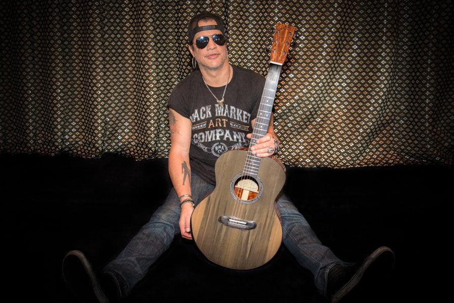 Slash & his cool acoustic guitar made from a legendary 500 year old mahogany tree that fell in a Central American forest, built for @Slash by guitarmaker Reuben Forsland 🎸 Credit photo owner📷
#Slash #livinglegend #icon #guitarhero #magicfingers #music #musician #wood #guitar
