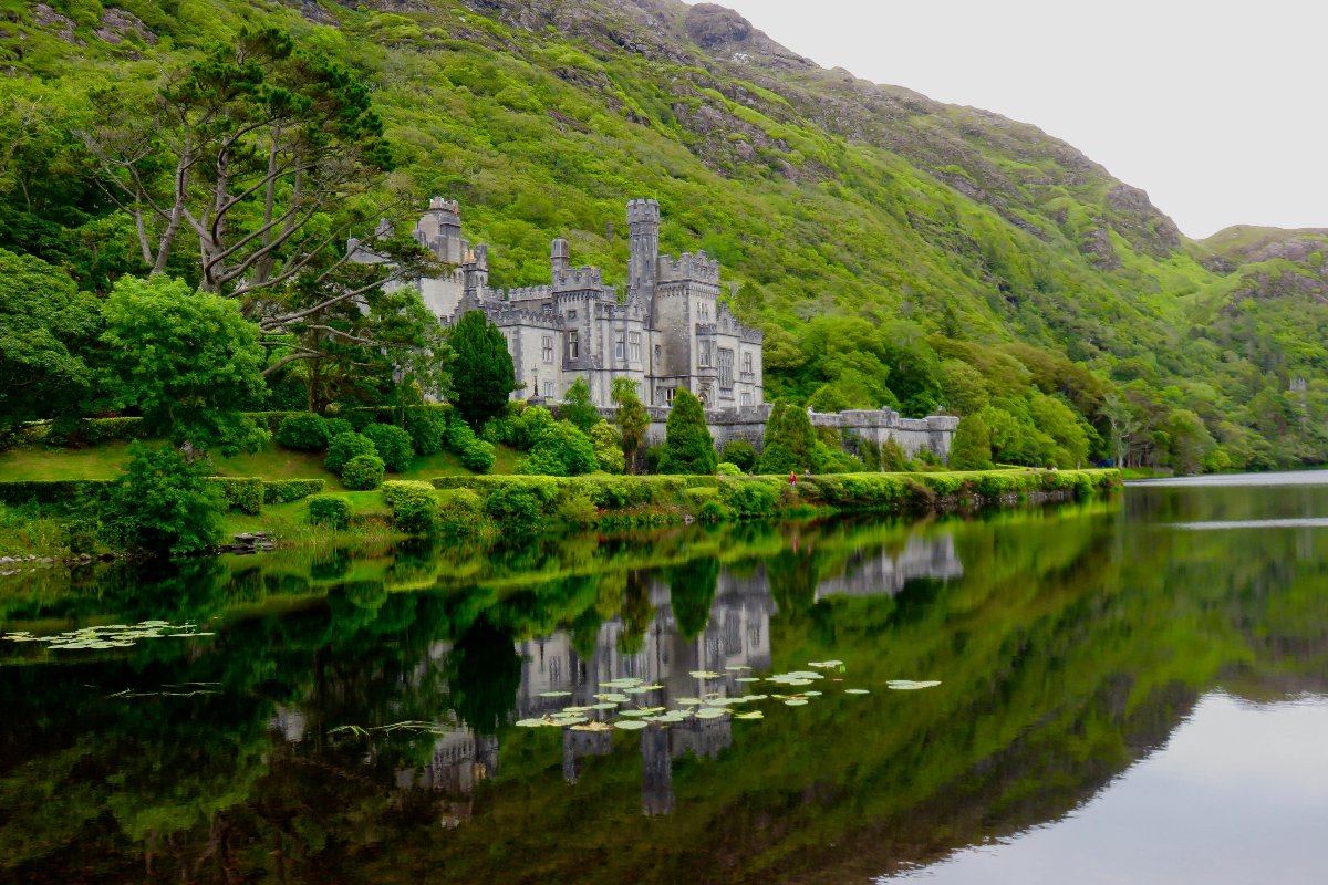 📣New Residency! Three writers* will be awarded with a residency at @undkylemore at the beautiful Kylemore Abbey in Connemara. *One place is reserved for a disabled writer who may require wheelchair access and accessible toilets. Apply by 10/01/2024 irishwriterscentre.ie/opportunities/…