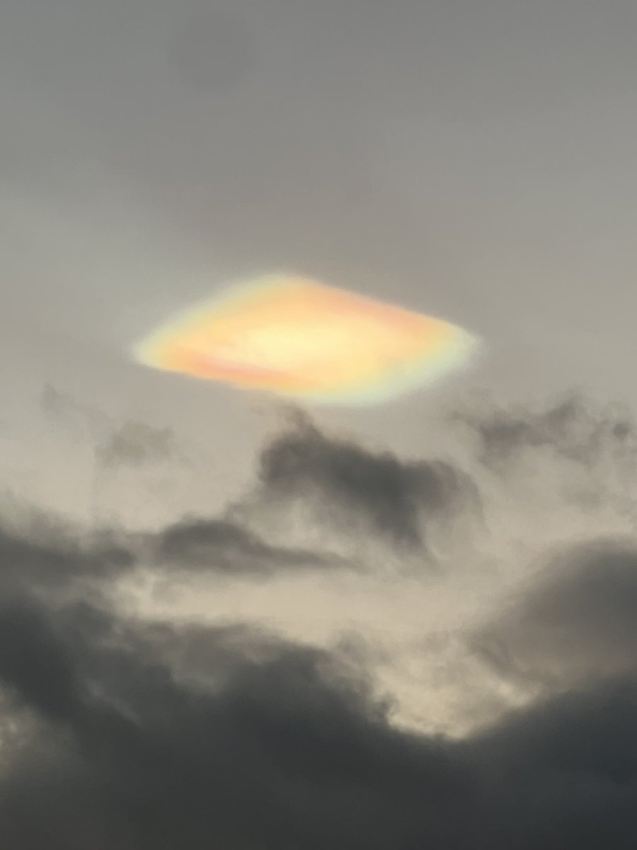 Janetsteps's tweet photo. @Lauratobin1 this was in the sky over my daughter’s school at 4pm today near Dundee. Any idea what sort of cloud this might be? Never seen it before….. https://t.co/Q6HlRNwASf