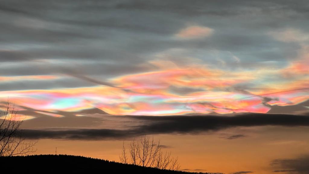 Parelmoerwolken of polaire stratosfeerwolken (PSC’s)❣️
- Komen voor op 20 tot 25 km hoogte, in de stratosfeer.
- Vooral goed zichtbaar vlak voor zonsopkomst en vlak na zonsondergang. 
Credits 📷 Maarten Noort -  Ljørdalen, Noorwegen 15:38 uur