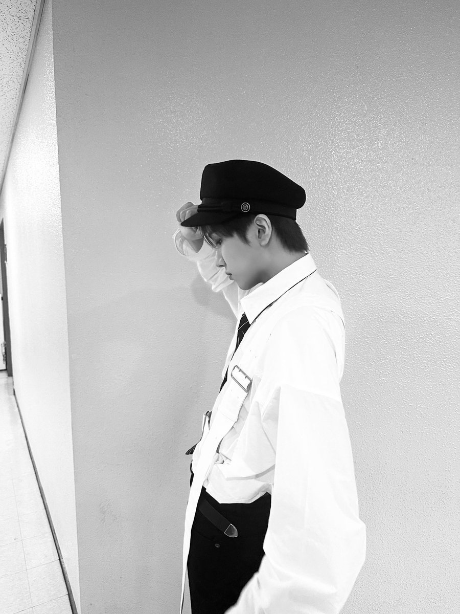 aoonhak's tweet image. ㅤ
ㅤㅤ It's been a while ㅎㅎ !!
Swafoto baru dengan hitam putih menjadi kunci utamanya. Penampilan kami hari ini terasa sangat melelahkan sekaligus menyenangkan karena dapat berjumpa dengan ONEDOOR yang telah hadir untuk memberi dukungan. Terima kasih! 😍
ㅤ