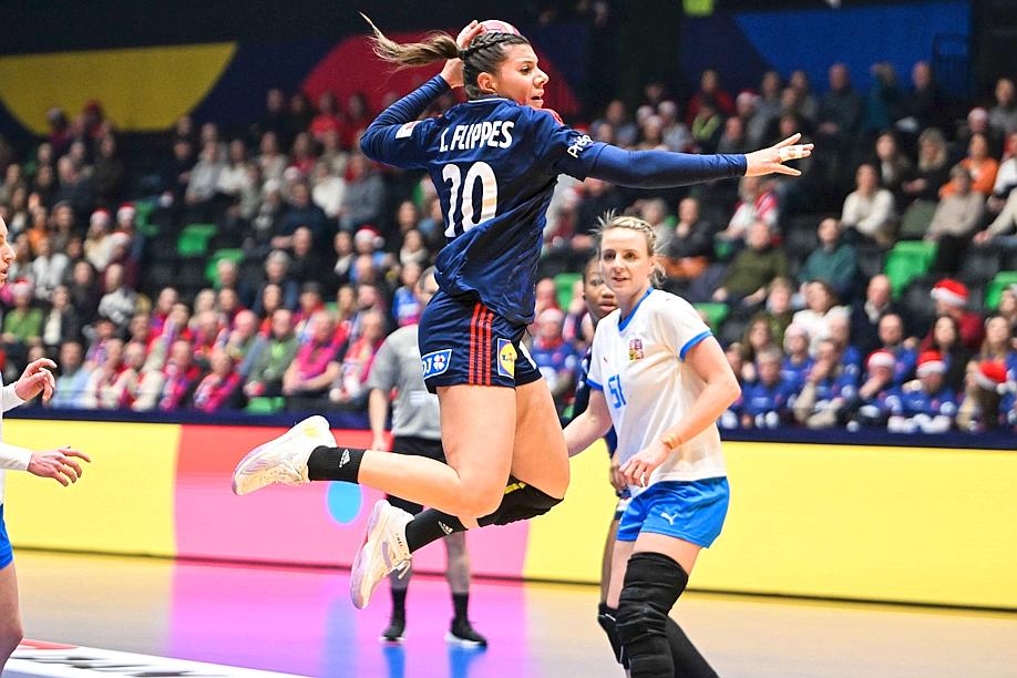 🤾‍♀️ Championne du monde, l'Alsacienne Laura Flippes raconte 'une compétition juste incroyable' ➡️ c.dna.fr/sport/2023/12/… 📸 FFHandball Icon Sport