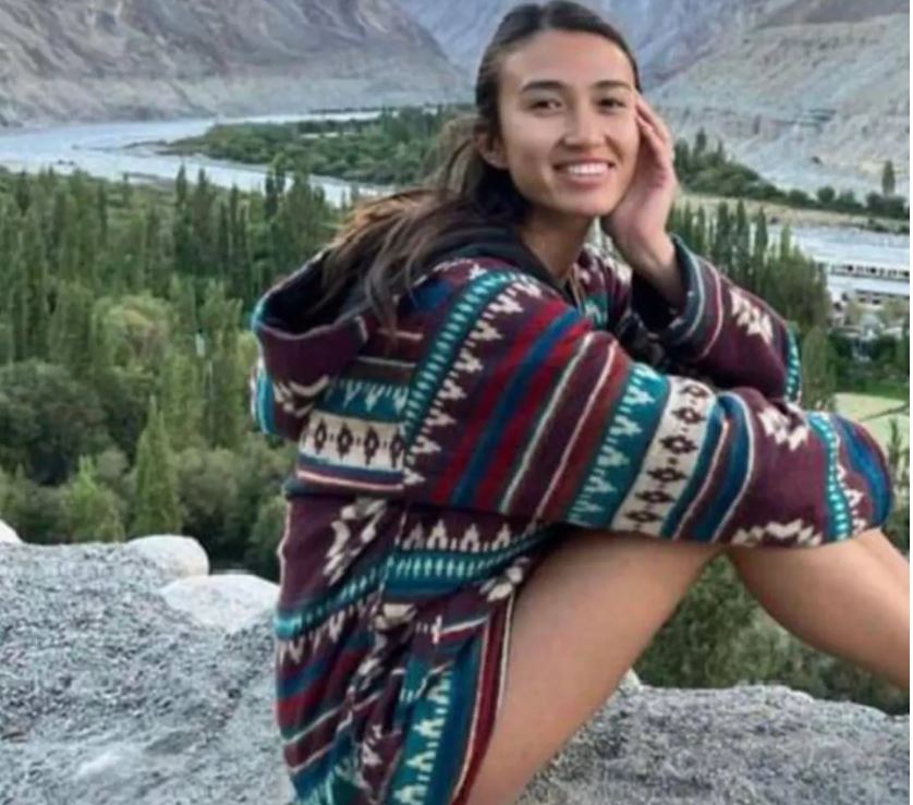 IsraeldeFato's tweet photo. Investigação da Rede NBC dos Estados Unidos mostra que a jovem Noa Argamani (foto), sequestrada na festa Supernova, foi sequestrada por civis da Faixa de Gaza que entraram em Israel em 7 de outubro, não pelo Hamas. https://t.co/Cf0pod8xwM