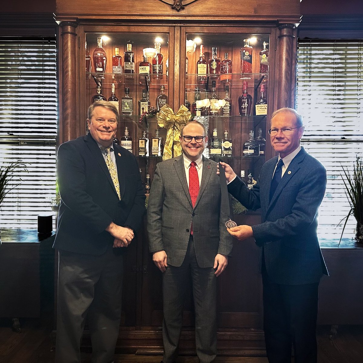 KyDistillers's tweet image. .@KyDistillers recently presented @lesfugate, @brownforman Vice President- Director of State and Local Public Affairs, with the prestigious “Esprit de Corps” Award for his role in leading the industry group’s successful efforts to eliminating the Barrel Tax in Kentucky.

Read…