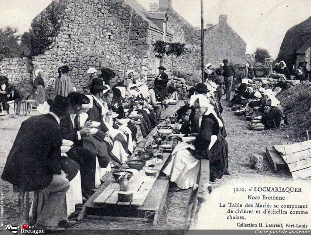 #nostalgia .#ILoveBretagne 

Noce bretonne à Locmariaquer, echelles en bancs.
Repas et habits de Cérémonie.
C’est une magnifique photo en noir et blanc. 
C’était une Époque très difficile en Bretagne, ils manquaient de beaucoup de choses, mais faisaient avec ce qu’ils avaient. 
C