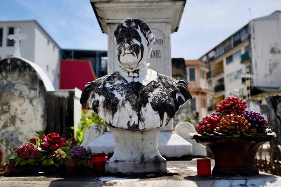 Mid blackface.

#buste #statue #sale #cimetiere #fortdefrance #martinique #photography #photooftheday #photographie #renanperon #igersmartinique #banal