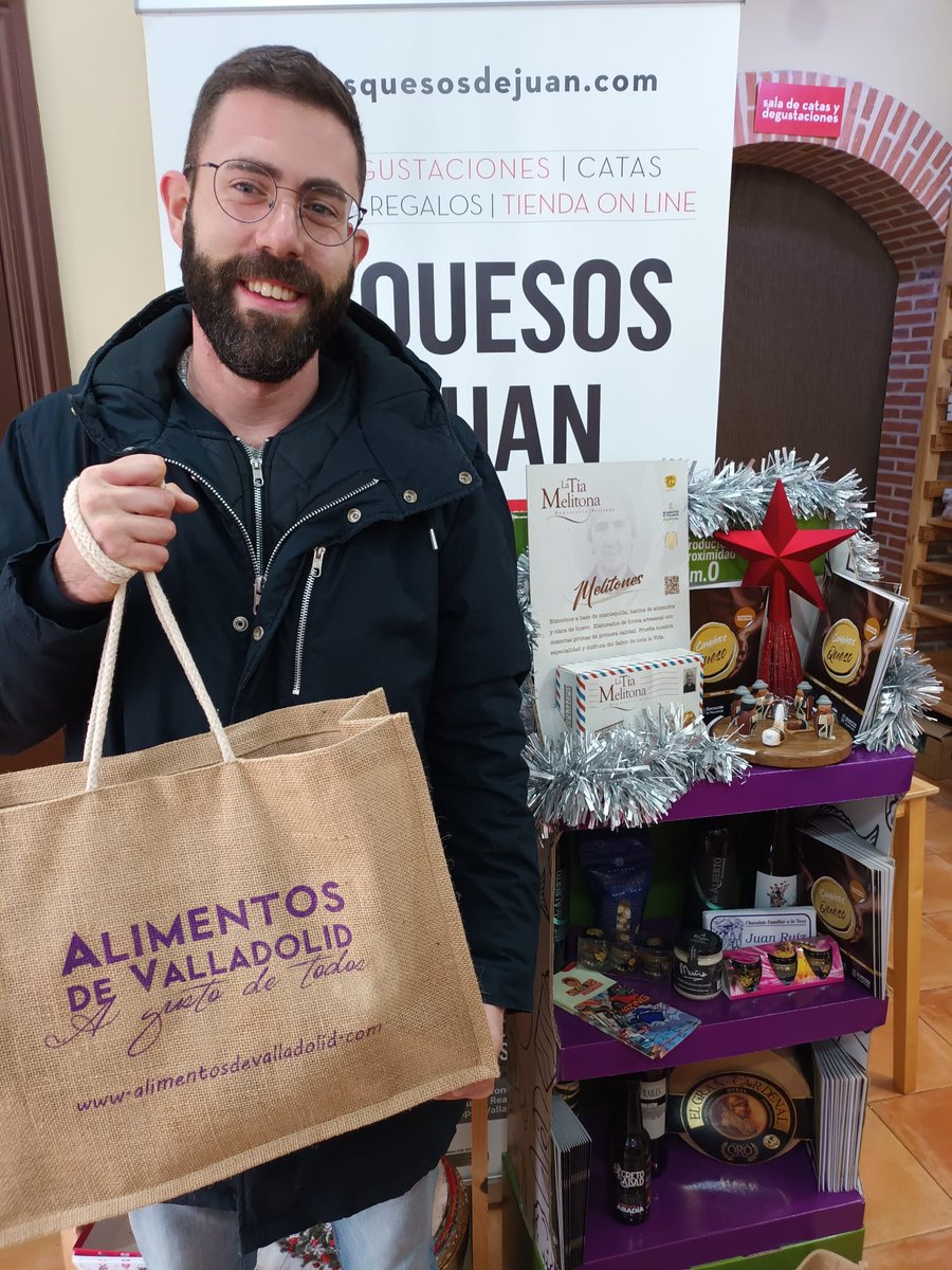 En #LosQuesosdeJuan #MedinadelCampo seguimos repartiendo bolsas regalo de #AlimentosdeValladolid con #Fecosva y #DiputaciónValladolid 
#compraentucomerciovecino 
#navidad2023