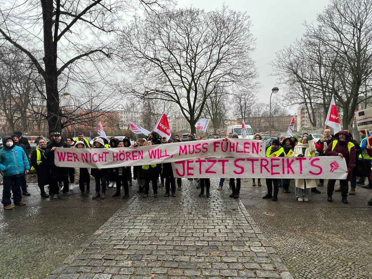 Berliner Krankenhausbewegung (@berlinerkhb) on Twitter photo Streiktag 1/2 am JKB: bisher stärkster Streiktag in der Geschichte des JKB mit 5 komplett geschlossenen Stationen! Kundgebung im Regen aber mit Kampfgeist. TV E für alle an der Spree! #streik #berlinerkrankenhausbewegung <a href="/KeineProfite/">Berliner Bündnis Gesundheit statt Profite</a> <a href="/_verdi/">Ver.piss.di</a> <a href="/unverwertbar/">Hände weg vom Wedding!</a> Streiktag 1/2 am JKB: bisher stärkster Streiktag in der Geschichte des JKB mit 5 komplett geschlossenen Stationen! Kundgebung im Regen aber mit Kampfgeist. TV E für alle an der Spree! #streik #berlinerkrankenhausbewegung <a href="/KeineProfite/">Berliner Bündnis Gesundheit statt Profite</a> <a href="/_verdi/">Ver.piss.di</a> <a href="/unverwertbar/">Hände weg vom Wedding!</a>