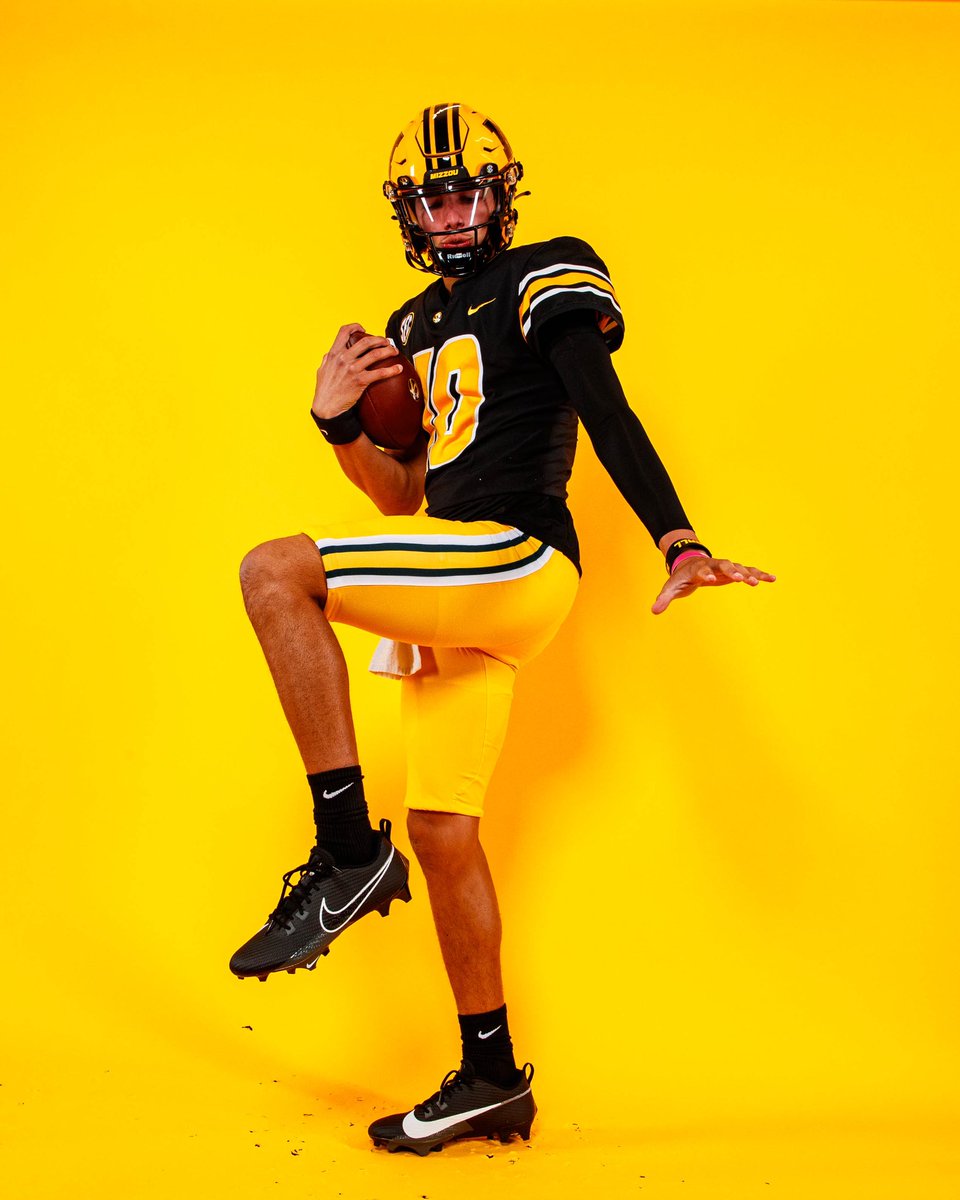 I will be signing my NLI at 1:30pm on December 21th in the Collierville High School Turfroom. I want to thank my family, coaches, and teachers that have helped me get to this point. All are welcome! ALL GLORY TO GOD! 🐯