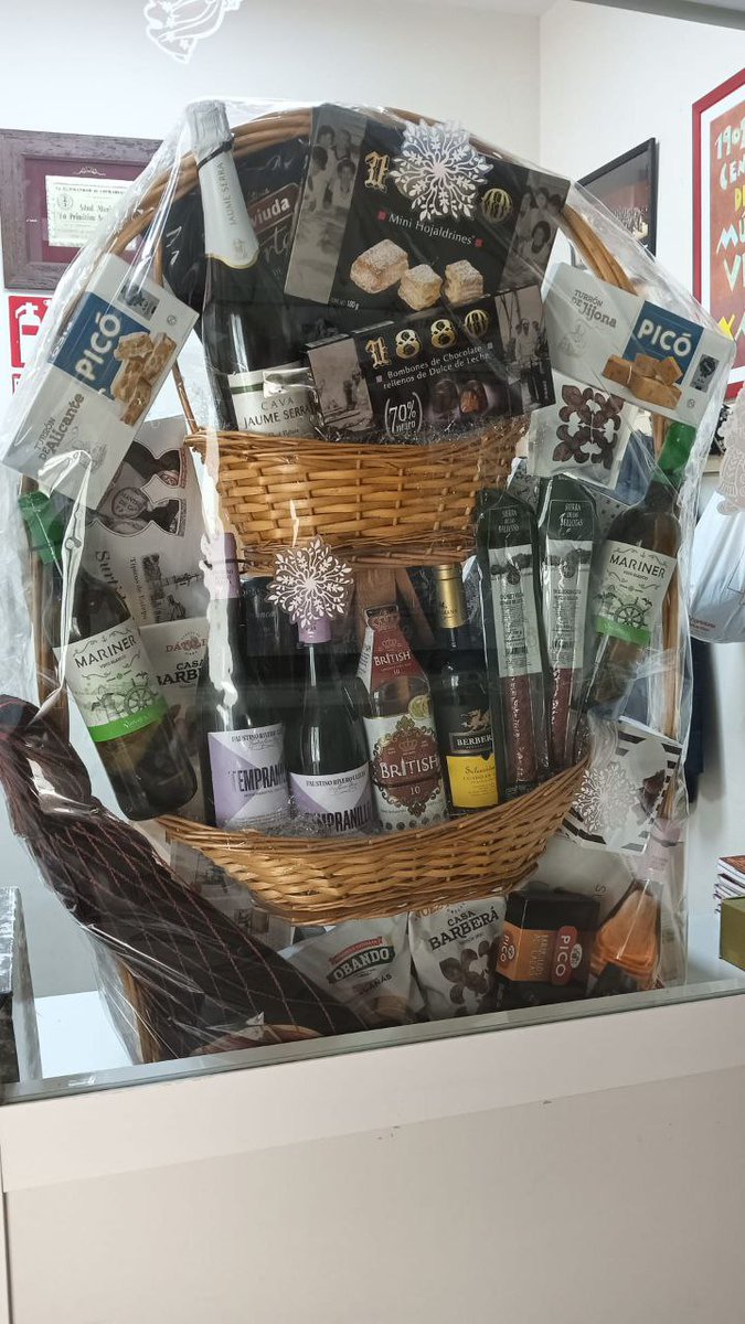 📷*SORTEIG CISTELLA DE NADAL*📷
El dissabte serà el Concert de Nadal de la nostra Escola i la Banda Jove! Sortejarem aquesta cistella entre els assistents, el números per al sorteig estaran a la venda el mateix dia del concert a l’entrada del Gran Teatre. Molta sort!
#SomLaVella