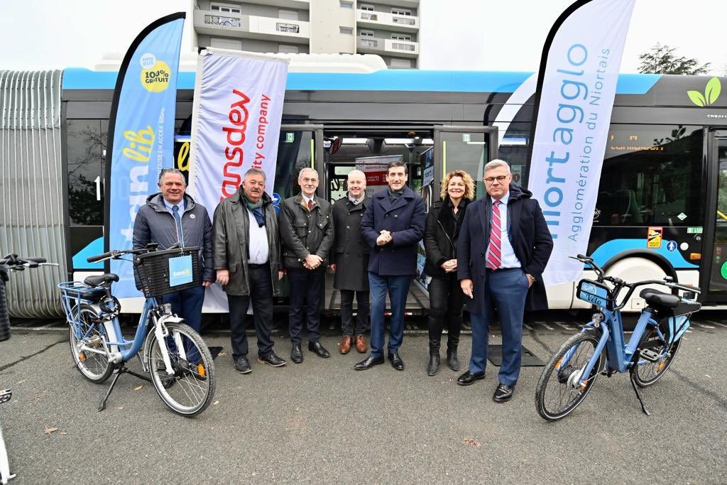 Niort Agglo terre d’innovation des mobilités ! Ce matin, Jérôme Baloge et Thierry Mallet, PDG du groupe <a href="/Transdev/">Transdev Group</a>, ont signé le contrat de délégation de service public des transports collectifs et des mobilités actives et partagées pour une durée de 6 ans du territoire. #Niort
