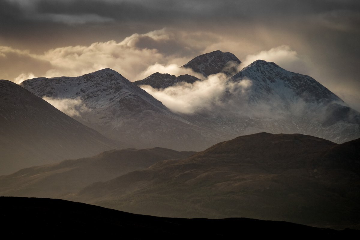 When we posted four favourite hills for International Mountain Day last week, one mountain we missed out drew the most comments.
So here's Skye's Blà Bheinn, as seen a less familiar viewpoint on the Isle of Raasay.
walkhighlands.co.uk/skye/blabheinn…