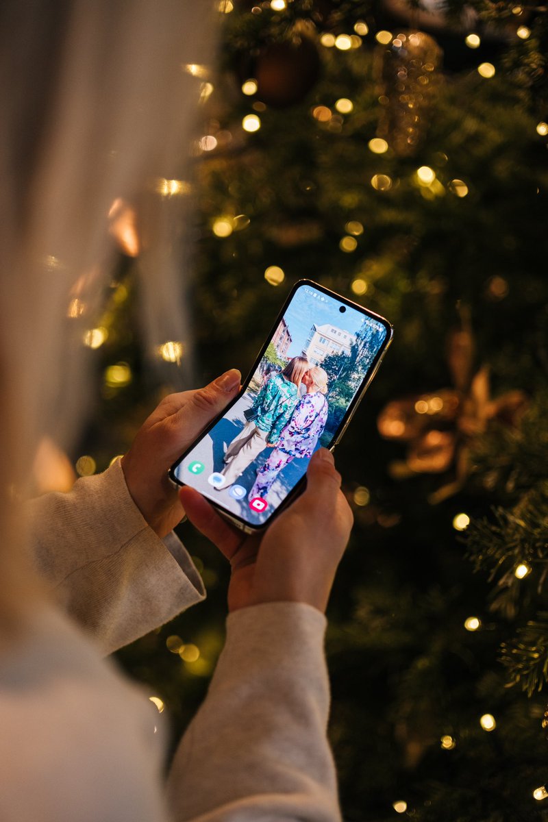 Capturing Christmas in Munich 🎄🥰 In paid collaboration with @SamsungDK #TeamGalaxy #GalaxyZFlip5