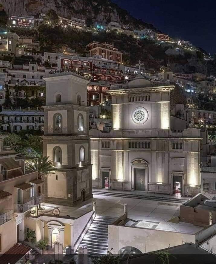 Quando scende la sera ci sono sempre alcuni istanti che non assomigliamo a nient'altro.

✍️ Robert Musil 
📷 Positano 

#LuciDellaCittá a #SalaLettura