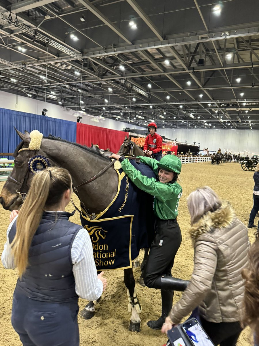 🥇STORM🥇 💚🥇GREEN TEAM🥇💚 Such a honor to ride @londonhorseshow for such a fantastic charity @ijfwellness Massive thank you to @angiethomp1 @emmalouisethevet for letting me ride Storm ❤️ #showjumping #thankyou @puredriveenergy @_agplus @barrettsteellimited