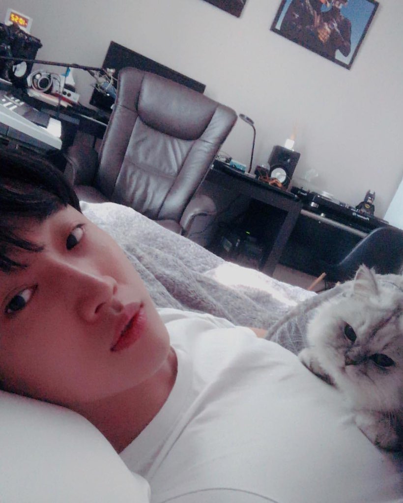 <a href="/_jinyoung911118/">정진영</a> 

팬미팅에서는
셀카은 주위에서 평이 좋지 
않다고 하던데요😂
저는 진영씨의 셀카너무 좋아요📸

블리와의 사진도 보고싶습니다🐈🦊❤️